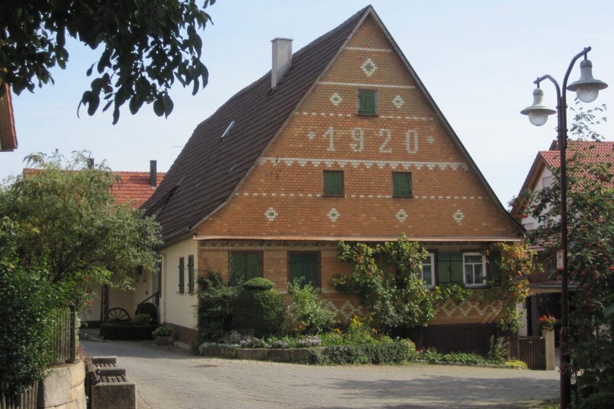 Filderstadt-Sielmingen neben der Kirche
